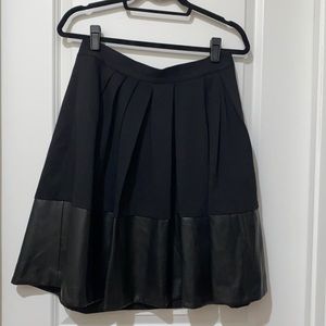 Banana Republic black pleated skirt WITH POCKETS! and faux leather trim Size 10